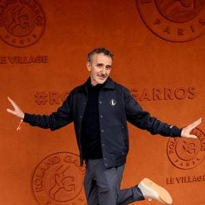 Elie Semoun au village lors des Internationaux de France de Tennis de Roland Garros 2026. Paris, le 3 juin 2026. © Jacovides-Moreau / Bestimage