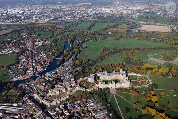 Vue aérienne panoramique de Windsor et Eton avec la Tamise par une journée ensoleillée avec le château de Windsor et son parc à l'avant-plan à Windsor, Angleterre, Royaume-Uni le 18 octobre 2022. Photo par Graham Prentice/Alamy/ABACAPRESS.COM