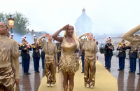 Prestation d'Aya Nakamura avec la garde républicaine lors de la cérémonie d'ouverture des Jeux olympiques de Paris 2024, le 26 juillet 2024.