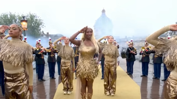 Prestation d'Aya Nakamura avec la garde républicaine lors de la cérémonie d'ouverture des Jeux olympiques de Paris 2024, le 26 juillet 2024.