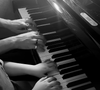 Pour preuve, l'artiste a partagé un moment hors du temps en story Instagram. Elle a filmé Florian Rossi en train de jouer du piano avec leur fille, Esmée.