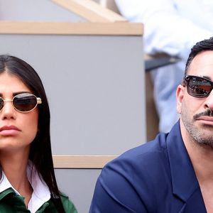 Adil Rami et sa compagne Louana Franco dans les tribunes lors des Internationaux de France de Tennis de Roland Garros 2025. Paris, le 1er Juin 2025. © Dominique Jacovides/Bestimage