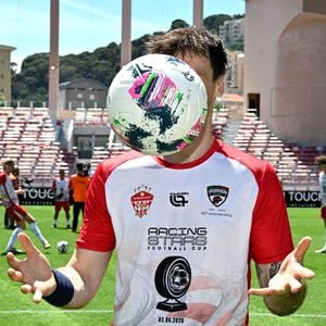 Louis Ducruet (président des Barbagiuans) lors du match de football caritatif au stade Louis II de Monaco opposant les Barbagiuans aux pilotes de l'équipe Nazionale Piloti dans le cadre de la "Racing Stars Football Cup" le 3 juin 2026.
Depuis 35 ans, des pilotes automobiles participent chaque année à un match de football caritatif organisé à Monaco. Ce " match des pilotes " a accueilli tous les plus grands de la Formule 1, y compris Michael Schumacher. En 2025, une nouvelle mouture a vu le jour, la Racing Stars Football Cup, sous la houlette de Louis Ducruet, le fils de la princesse Stéphanie. Ce 3 juin 2026, avait lieu la deuxième édition de l'événement caritatif, organisé au profit de deux associations.
Les fonds récoltés lors de l'événement seront reversés à deux associations. La première est " Mercy Ships ", qui déploie des navires-hôpitaux afin d'offrir des soins chirurgicaux gratuits en Afrique. La seconde association est " Les Soins de l'espoir ", qui est engagée auprès d'enfants et d'adultes défavorisés en Asie du Sud-Est, notamment au Vietnam.
Les Barbagiuans ont remporté le match 6 - 2
© Bruno Bebert / Bestimage