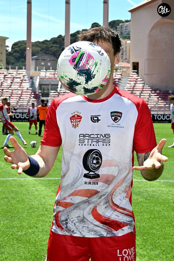 Louis Ducruet (président des Barbagiuans) lors du match de football caritatif au stade Louis II de Monaco opposant les Barbagiuans aux pilotes de l'équipe Nazionale Piloti dans le cadre de la "Racing Stars Football Cup" le 3 juin 2026.
Depuis 35 ans, des pilotes automobiles participent chaque année à un match de football caritatif organisé à Monaco. Ce " match des pilotes " a accueilli tous les plus grands de la Formule 1, y compris Michael Schumacher. En 2025, une nouvelle mouture a vu le jour, la Racing Stars Football Cup, sous la houlette de Louis Ducruet, le fils de la princesse Stéphanie. Ce 3 juin 2026, avait lieu la deuxième édition de l'événement caritatif, organisé au profit de deux associations.
Les fonds récoltés lors de l'événement seront reversés à deux associations. La première est " Mercy Ships ", qui déploie des navires-hôpitaux afin d'offrir des soins chirurgicaux gratuits en Afrique. La seconde association est " Les Soins de l'espoir ", qui est engagée auprès d'enfants et d'adultes défavorisés en Asie du Sud-Est, notamment au Vietnam.
Les Barbagiuans ont remporté le match 6 - 2

© Bruno Bebert / Bestimage