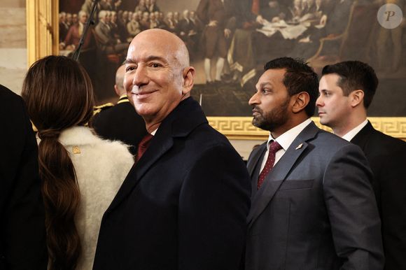 Un certain talent donc chez cet Américain de 61 ans, né un 12 janvier, à Albuquerque (New Mexico). 

(de gauche à droite) Le fondateur d'Amazon et de Blue Origin Jeff Bezos et Kash Patel, le candidat du président Trump au poste de directeur du FBI quittent la salle d'investiture du président élu Donald Trump dans la rotonde du Capitole des États-Unis à Washington DC le 20 janvier 2025.    Pool photo by Chip Somodevilla/UPI/ABACAPRESS.COM