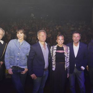 En présence de Mr Le Maire K. Luciano et ses adjoints

Exclusif - Jean-Michel Maire, Géraldine Maillet, Kevin Luciano (maire de Vallauris Golfe-Juan), Kelly Vedovelli, Bernard Montiel, Bruno Darde, Emilie Guérin-Legourd - Les célèbres personnalités de la télé se sont retrouvés avec bonheur, dans le Sud, à Vallauris Golf-Juan, pour assister à un magnifique show de cabaret, en présence de Mr Le Maire K. Luciano et ses adjoints, heureux de répondre à l'invitation du dynamique Président de l'association "Valoriser Vallauris Golf-Juan", Mr B. Darde, ce passionné d'art et du monde associatif projette également de créer un Musée de Sculpture à ciel ouvert , mêlant Art et Espace Public.  © Jack Tribeca/Bestimage