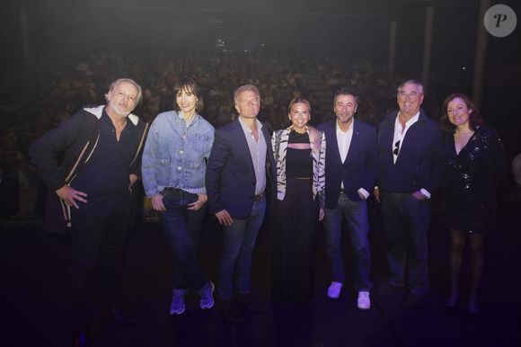 En présence de Mr Le Maire K. Luciano et ses adjoints

Exclusif - Jean-Michel Maire, Géraldine Maillet, Kevin Luciano (maire de Vallauris Golfe-Juan), Kelly Vedovelli, Bernard Montiel, Bruno Darde, Emilie Guérin-Legourd - Les célèbres personnalités de la télé se sont retrouvés avec bonheur, dans le Sud, à Vallauris Golf-Juan, pour assister à un magnifique show de cabaret, en présence de Mr Le Maire K. Luciano et ses adjoints, heureux de répondre à l'invitation du dynamique Président de l'association "Valoriser Vallauris Golf-Juan", Mr B. Darde, ce passionné d'art et du monde associatif projette également de créer un Musée de Sculpture à ciel ouvert , mêlant Art et Espace Public.  © Jack Tribeca/Bestimage