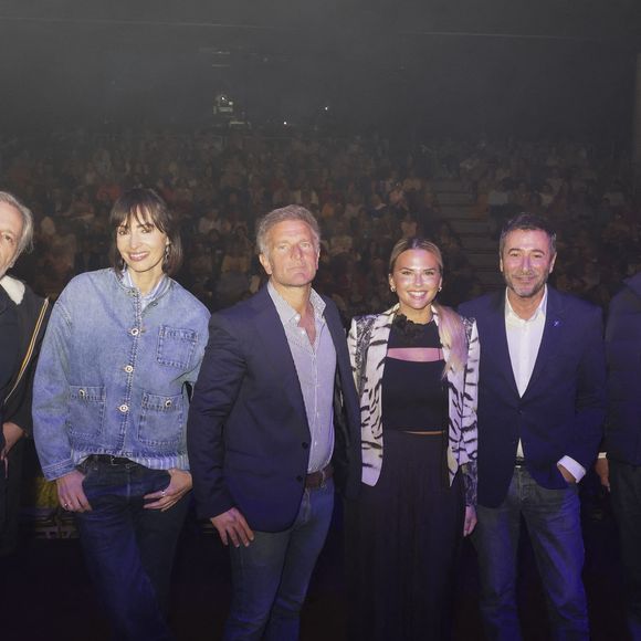 En présence de Mr Le Maire K. Luciano et ses adjoints

Exclusif - Jean-Michel Maire, Géraldine Maillet, Kevin Luciano (maire de Vallauris Golfe-Juan), Kelly Vedovelli, Bernard Montiel, Bruno Darde, Emilie Guérin-Legourd - Les célèbres personnalités de la télé se sont retrouvés avec bonheur, dans le Sud, à Vallauris Golf-Juan, pour assister à un magnifique show de cabaret, en présence de Mr Le Maire K. Luciano et ses adjoints, heureux de répondre à l'invitation du dynamique Président de l'association "Valoriser Vallauris Golf-Juan", Mr B. Darde, ce passionné d'art et du monde associatif projette également de créer un Musée de Sculpture à ciel ouvert , mêlant Art et Espace Public.  © Jack Tribeca/Bestimage