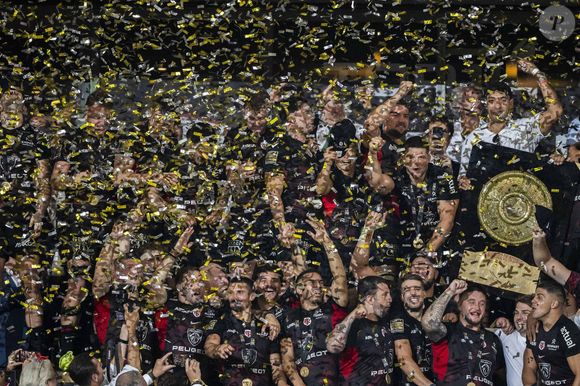 Les joueurs du Stade Toulousain célèbrent avec le trophée du Bouclier de Brennus après avoir remporté la finale du Top 14 français de rugby entre le Stade Toulousain (Toulouse) et l'Union Bordeaux-Begles (UBB) au Stade de France à Saint-Denis, au nord de Paris, le 28 juin 2025.Photo par Eliot Blondet/ABACAPRESS.COM