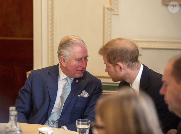 Le roi Charles III et son fils auraient pris un thé ensemble en septembre

Le 12 décembre 2018, le roi Charles III et le prince Harry lors d'une discussion sur les crimes violents commis par les jeunes lors d'un forum tenu à Clarence House à Londres. Photo : Steve Parsons/PA Wire : Steve Parsons/PA Wire