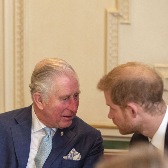 Le roi Charles III et son fils auraient pris un thé ensemble en septembre

Le 12 décembre 2018, le roi Charles III et le prince Harry lors d'une discussion sur les crimes violents commis par les jeunes lors d'un forum tenu à Clarence House à Londres. Photo : Steve Parsons/PA Wire : Steve Parsons/PA Wire