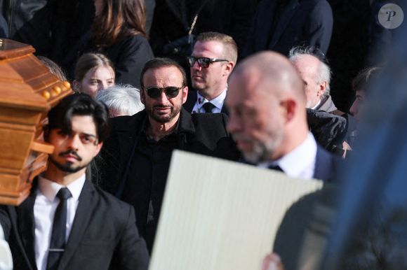 Le veuf Michel Ferracci à la sortie des obsèques d'Emilie Dequenne au cimetière Père Lachaise à Paris, France, le 26 mars 2025. © Cyril Moreau/Bestimage