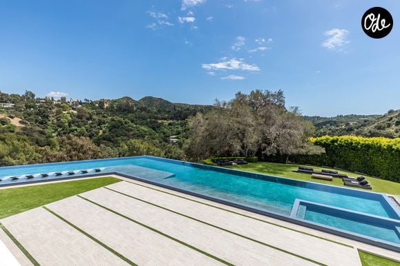L’ancienne propriété de Ben Affleck et Jennifer Lopez à Beverly Hills s’étend sur près de deux hectares. La résidence compte 12 chambres, 24 salles de bains, une piscine à débordement, un vaste complexe sportif et un garage pouvant accueillir 12 voitures. Crédit photo : Simon Berlyn.
