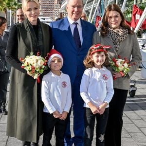 Plus tôt dans la matinée, le Souverain et la Princesse se sont rendus dans une crèche-garderie pour la distribution des cadeaux de Noël

Le prince Albert II de Monaco, sa femme la princesse Charlene et Camille Gottlieb ont remis les traditionnels colis de Noël aux aînés monégasques dans la meeting room du Yacht Club de Monaco dans le cadre de festivités de fin d'année de la Principauté de Monaco, le 12 décembre 2024. © Bruno Bebert/Pool Monaco/Bestimage