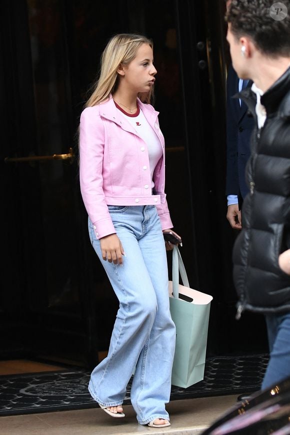 Giulia Sarkozy - La famille Sarkozy réunie au restaurant du "Four Seasons Hôtel George V" pour l'anniversaire de Giulia Sarkozy (14 ans) à Paris, France, le 19 octobre 2025. 

© Bestimage POUR INFO VOIR VENDEUR