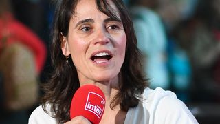 "J’aime marcher et je peux parcourir 20 kilomètres d’affilée" : Entre France Inter, Arte et l'écriture, comment Sonia Devillers décompresse au quotidien ?