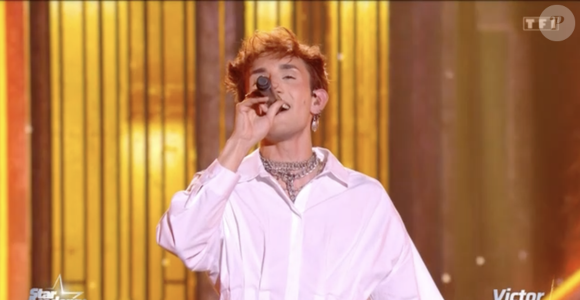 On y apprenait qu'il était né à Toulon mais vivait désormais à Paris. Il est vendeur en boulangerie-pâtisserie à Montmartre et c'est dans ce même quartier qu'il est possible de le croiser, car il y chante régulièrement dans la rue.

Victor, élève de la Star Academy 2025.