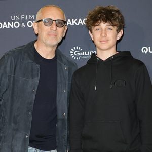 Gad Elmaleh et son fils Raphaël - Première du film "Juste une illusion" au cinéma Le Grand Rex à Paris le 22 mars 2026. © Coadic Guirec/Bestimage