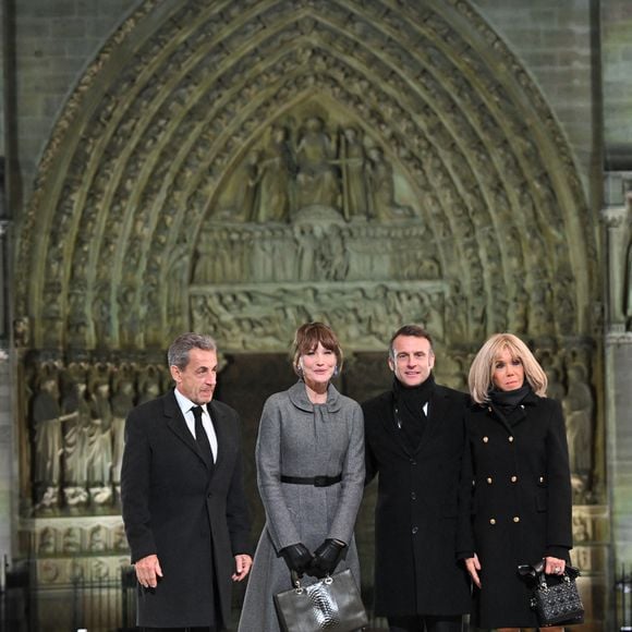 Le président français Emmanuel Macron et son épouse Brigitte Macron, ainsi que l’ancien président de la République Nicolas Sarkozy et son épouse Carla Bruni, assistent à la cérémonie d’accueil organisée à l’occasion de la réouverture officielle de la cathédrale Notre-Dame de Paris, en France, le 7 décembre 2024, après plus de cinq années de travaux de reconstruction à la suite de l’incendie d’avril 2019.

© Eliot Blondet/Pool/Bestimage