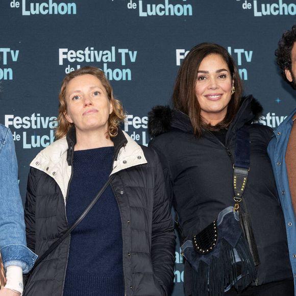 Alexandre de Seguins n’exclut pas l’idée de faire, un jour, revenir son personnage dans le feuilleton, d’autant plus que l’actrice Sara Mortensen a annoncé qu’une saison 7 était en préparation.

L'actrice française Sara Mortensen (G), l'actrice française Lola Dewaere (2R) et l'acteur français Benoit Michel (R) de la fiction TV "Astrid et Raphaëlle" posent lors d'un photocall au Festival TV de Luchon à Bagnere de Luchon, dans le sud-ouest de la France, le 11 février 2022. Photo de Daniel Derajinski / ABACAPRESS.COM