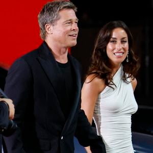 L'acteur américain Brad Pitt et sa fiancée Ines de Ramon arrivent pour la première de « Wolfs » au 81e Festival international du film de Venise, à Venise, Italie, le 1er septembre 2024.  © ANSA via ZUMA Press)