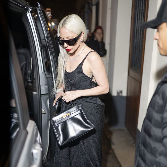 Très amoureuse de son fiancé, elle lui avait récemment dédié le trophée de la meilleure artiste de l’année, reçu aux MTV Video Music Awards le 7 septembre dernier. 

Lady Gaga et son fiancé Michael Polansky arrivent au restaurant "Laperouse" à Paris, le 15 novembre 2025.
© Yehiel Chekroune/Bestimage