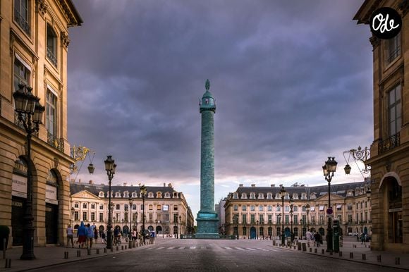 La maison française ne possède qu'une seule boutique, située place Vendôme à Paris, et son site internet se limite à quelques informations pratiques, sans e-commerce. 

Place Vendôme. Crédit : Unsplash