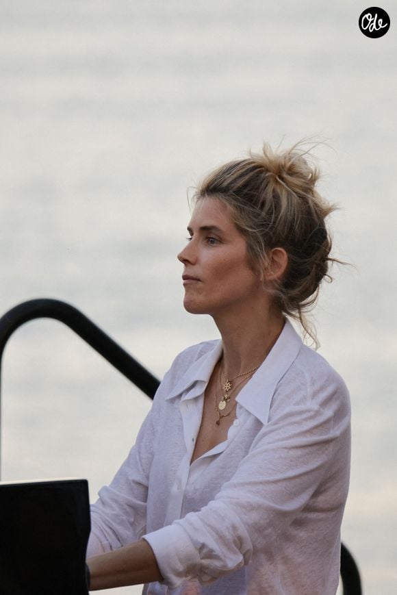 Exclusif - Alice Taglioni a donné son premier concert au piano aux côtés d’Hélène Berger dans le cadre du Cap Ferret Music Festival, le 11 juillet 2022, au Canon, à Légez-Cap-Ferret. Laurent Delahousse et Sarah Poniatowski étaient présents. Photo de Thibaud Moritz/ABACAPRESS.COM - POOL BESTIMAGE