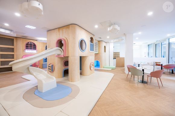 Le centre comprend une mini-ville, des zones de motricité, des toboggans et des passerelles adaptées aux enfants de 0 à 7 ans. 

Inauguration de 'Little Wonders' créé par Marie Ducruet et Élise Rouillard. Little Wonders est un espace dédié aux enfants avec des jeux, des activités éducatives et un café situé sur le Boulevard Rainier III. © Olivier Huitel/Pool Monaco/Bestimage