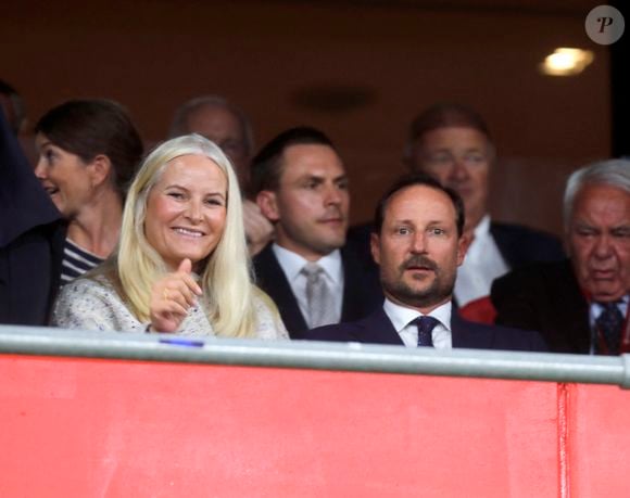 La princesse Mette-Marit a confié qu'elle aurait dû faire cette rééducation depuis longtemps.

Le prince héritier Haakon et la princesse héritière Mette-Marit assistent au match international de football masculin entre la Norvège et la Moldavie au stade Ullevaal le 9 septembre 2025. © Action Press / Bestimage