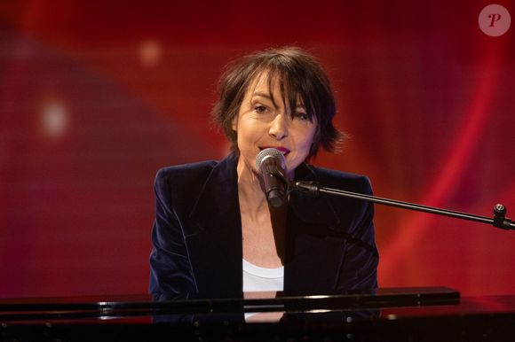Jeanne Cherhal pour les surprises lors de l'enregistrement de l'émission "La Boîte à secrets", présentée par F.Bollaert et diffusée le 2 janvier 2026 sur France 3, dans les studios du Lendit à Saint-Denis, France, le 1er décembre 2025. © Cyril Moreau/Bestimage