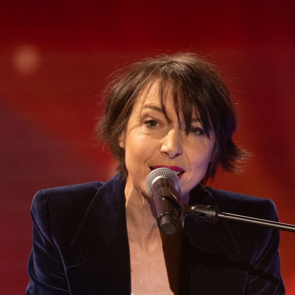 Jeanne Cherhal pour les surprises lors de l'enregistrement de l'émission "La Boîte à secrets", présentée par F.Bollaert et diffusée le 2 janvier 2026 sur France 3, dans les studios du Lendit à Saint-Denis, France, le 1er décembre 2025. © Cyril Moreau/Bestimage