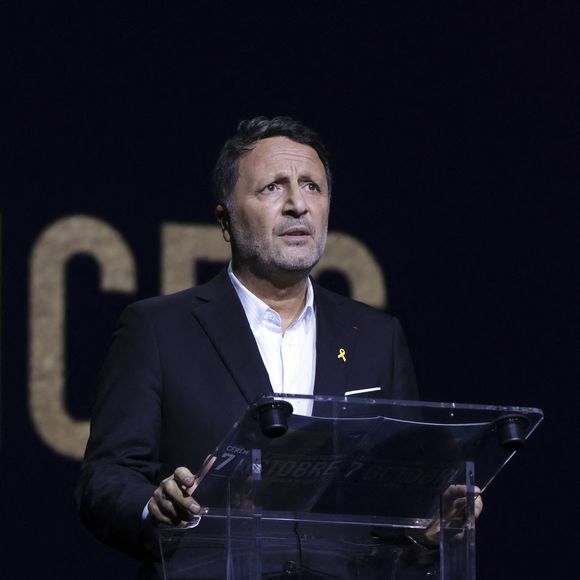 Heureusement, par un hasard du destin, Arthur se fait virer le même jour que Stéphane Courbit. L'évènement scelle leur rencontre, qui s’avèrera décisive pour leur avenir.

Arthur (Jacques Essebag) lors d'une cérémonie organisée par le Conseil des institutions juives de France (CRIF), à Paris, le 7 octobre 2024. 

© Jack Tribeca / Bestimage