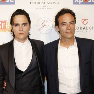 Anthony Delon avec son frère Alain-Fabien Delon au photocall de la 10ème édition du "Global Gift Gala" à l'hôtel Four Seasons George V à Paris, le 3 juin 2019.
© Marc Ausset-Lacroix/Bestimage