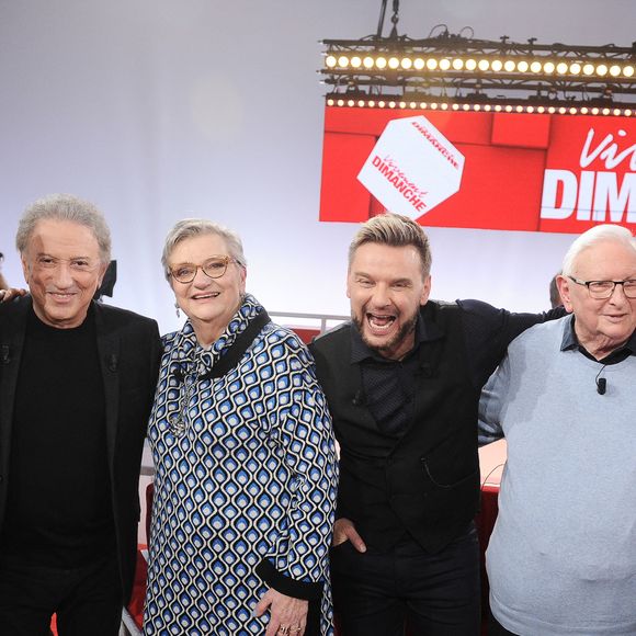 Un rendez-vous à ne rater sous aucun prétexte dans lequel celui qui a connu la ruine financière avec ses parents pourra jouir librement de son succès en les invitant à l'accompagner sur le plateau de l'émission culte. Une réunion de famille qui promet !

Exclusif - Stéphane, Michel Drucker, Jeanfi Jannsens et ses parents Hélene et Jean-Pierre et Emmanuel Chaunu - Enregistrement de l'émission "Vivement dimanche" au studio Rive Gauche, presentée par Michel Drucker . Diffusion sur France 3 le  16/02/2025. © Guillaume Gaffiot/Bestimage