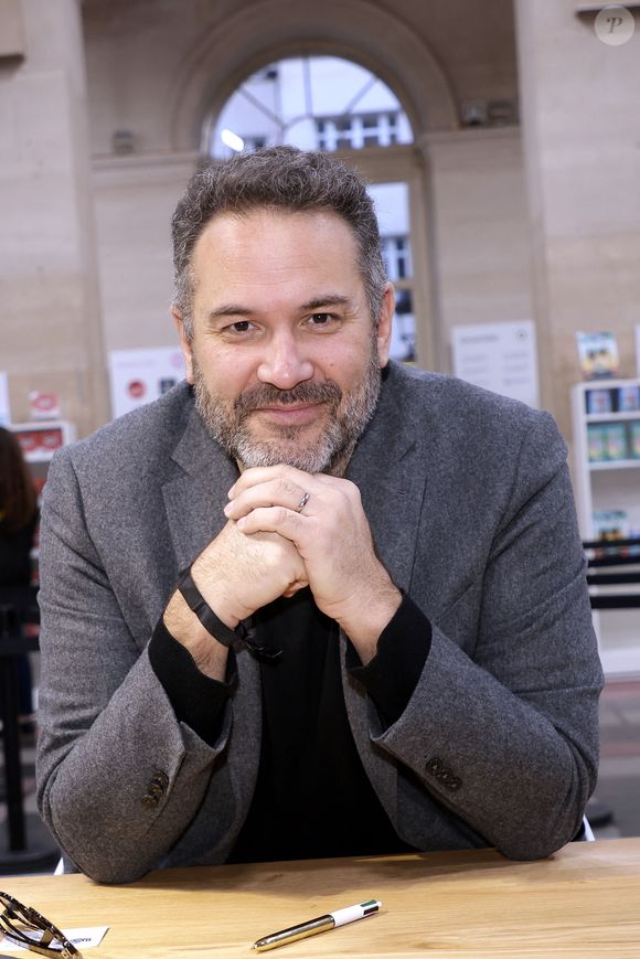 Bruce Toussaint lors du bicentenaire de Hachette livre au Palais Brongniart " Les grandes rencontres Hachette " le 14 mars 2026. © Cédric Perrin/Bestimage