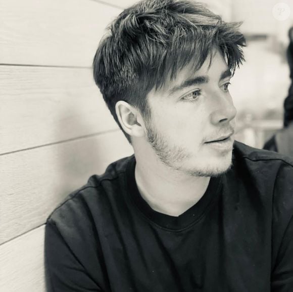Ce samedi 16 août, Oscar Bruel a surpris ses abonnés en postant une vidéo où il s’entraîne au ping-pong, seul, raquette à la main...

Instagram du fils aîné de Patrick Bruel : Oscar Bruel.
