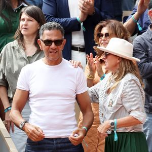 Sarah Poniatowski (Lavoine) avec son compagnon Roschdy Zem et son fils Roman dans les tribunes lors des Internationaux de France de Tennis de Roland Garros 2025. Paris, le 1er Juin 2025. © Dominique Jacovides/Bestimage