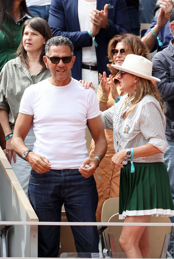 Sarah Poniatowski (Lavoine) avec son compagnon Roschdy Zem et son fils Roman dans les tribunes lors des Internationaux de France de Tennis de Roland Garros 2025. Paris, le 1er Juin 2025. © Dominique Jacovides/Bestimage