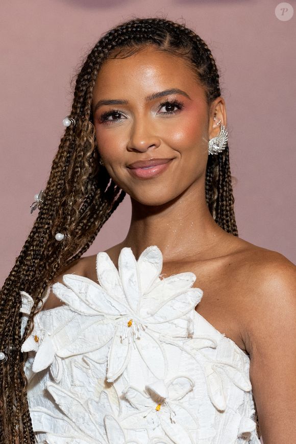 "Je n’ai jamais eu le moindre contact, la moindre rencontre ni la moindre relation avec Jeffrey Epstein, pas davantage qu’avec une personne dénommée Siad, que je ne connais pas"

Flora Coquerel (Miss France 2014) - Photocall de l'avant-première mondiale parisienne de la saison 4 Netflix de "Bridgerton" au Palais Brongniart à Paris, France, le 14 janvier 2026. © Cyril Moreau/Bestimage
