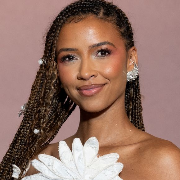 "Je n’ai jamais eu le moindre contact, la moindre rencontre ni la moindre relation avec Jeffrey Epstein, pas davantage qu’avec une personne dénommée Siad, que je ne connais pas"

Flora Coquerel (Miss France 2014) - Photocall de l'avant-première mondiale parisienne de la saison 4 Netflix de "Bridgerton" au Palais Brongniart à Paris, France, le 14 janvier 2026. © Cyril Moreau/Bestimage