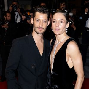 Pierre Niney et sa compagne Natasha Andrews lors du 77e Festival International du Film de Cannes, le 22 mai 2024 © Jacovides-Moreau / Bestimage
