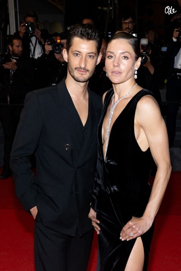 Pierre Niney et sa compagne Natasha Andrews lors du 77e Festival International du Film de Cannes, le 22 mai 2024 © Jacovides-Moreau / Bestimage