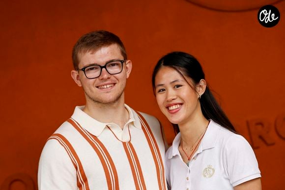 Alexis Lebrun et Melody Sok - Les célébrités au photocall du village lors des Internationaux de France de Tennis de Roland Garros 2026. Paris, le 31 mai 2026. © Jacovides / Bestimage