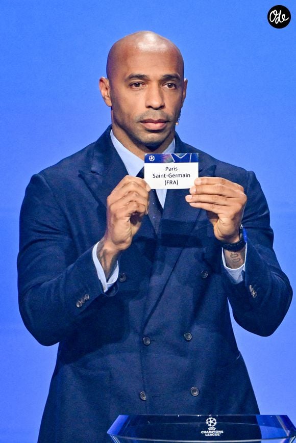 L'ancien footballeur français Thierry Henry montre le papier portant le nom du Paris Saint-Germain (PSG) (France) lors du tirage au sort de la phase de ligue de l’édition 2026-2027 de la Ligue des champions au Grimaldi Forum de Monaco, le 27 août 2026. © Bruno Bebert/Bestimage