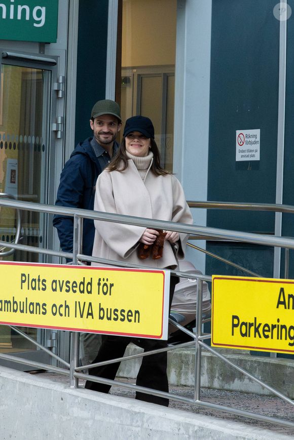 La princesse Sofia, le prince Carl Philip et leur fille quittent l'hôpital Danderyds près de Stockholm, en Suède le 8 février 2025. Photo par Dana Press / Bestimage