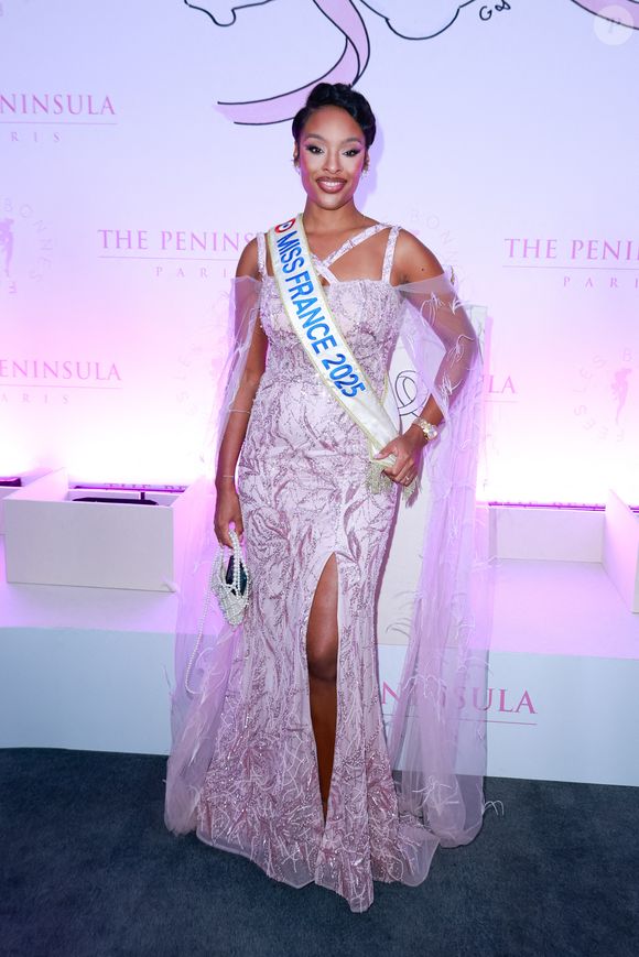 Miss France 2025 Angélique Angarni-Filopon assiste au cocktail de charité Peninsula in Pink lors du lancement du programme au Peninsula Paris le 8 octobre 2025. 
 Photo par David Boyer/ABACAPRESS.COM