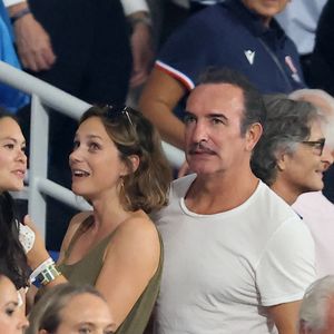 Jean Dujardin et sa femme Nathalie Péchalat dans les tribunes lord du match d'ouverture de la Coupe du Monde de Rugby France 2023 avant le match de la Poule A entre la France et la Nouvelle-Zélande au Stade de France à Saint-Denis le 8 septembre 2023.  © Dominique Jacovides/Bestimage