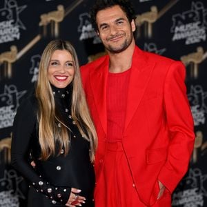 Le chanteur et papa de trois garçons, nés de ses amours avec sa femme Lital, a pris l'habitude d'évacuer le stress avec ses musiciens.

Amir et sa femme Lital, enceinte de leur troisième enfant, au photocall de la 26ème édition des NRJ Music Awards à Cannes, le 1er novembre 2024. Mariés depuis dix ans, Amir et Lital Haddad vont prochainement agrandir la famille, déjà composée de leurs enfants, Mikhaël et Or. 
© Bebert / Guignebourg / Bestimage