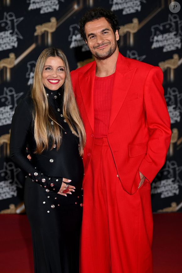 Le chanteur et papa de trois garçons, nés de ses amours avec sa femme Lital, a pris l'habitude d'évacuer le stress avec ses musiciens.

Amir et sa femme Lital, enceinte de leur troisième enfant, au photocall de la 26ème édition des NRJ Music Awards à Cannes, le 1er novembre 2024. Mariés depuis dix ans, Amir et Lital Haddad vont prochainement agrandir la famille, déjà composée de leurs enfants, Mikhaël et Or. 
© Bebert / Guignebourg / Bestimage